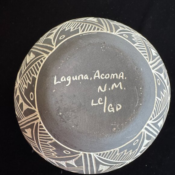 Vintage Laguna Acoma Pueblo Pottery Jar Etched Sgraffito Signed LC/GP - Picture 5 of 9